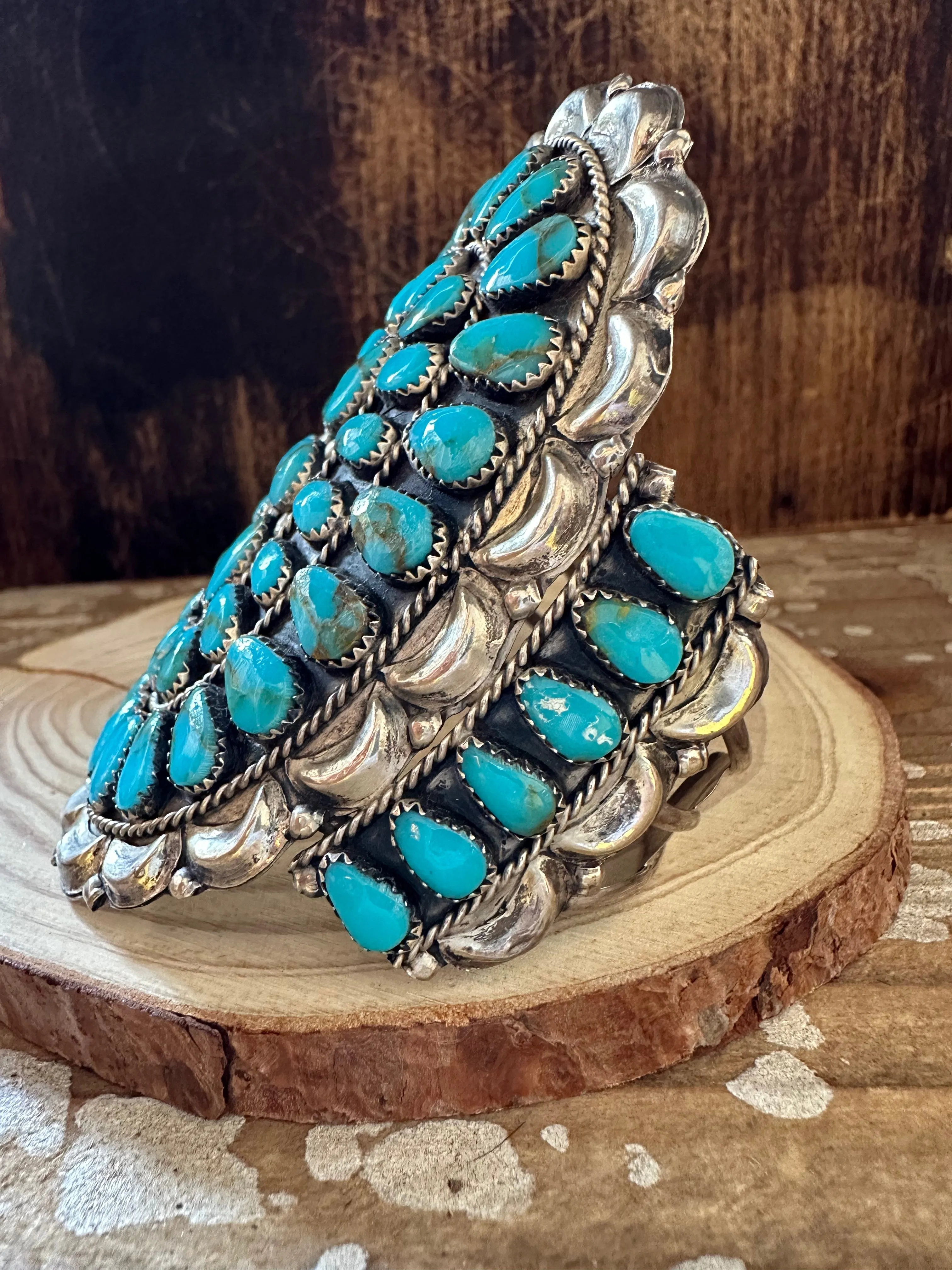 BLUE HOWLITE CLUSTER Cuff 48g