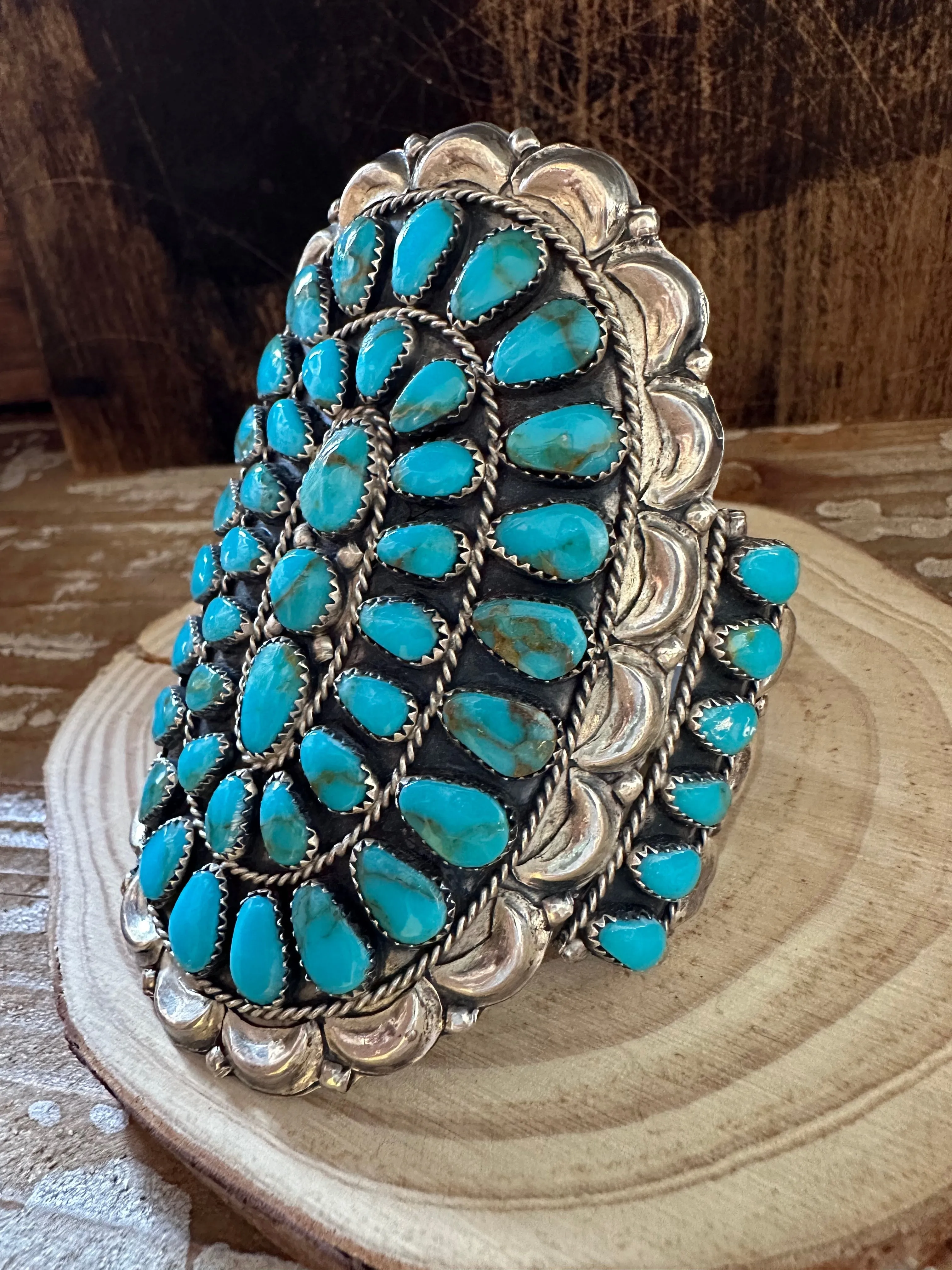 BLUE HOWLITE CLUSTER Cuff 48g